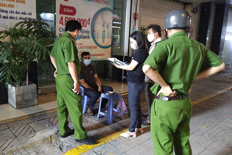 Image: Không đeo khẩu trang nơi công cộng, 16 người bị phạt